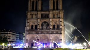 تضامن دولي وعربي وإسلامي مع الحريق الذي اندلع في الكاتدرائية الأشهر بفرنسا- أ ف ب 