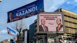 لافتات للمتنافسين الرئيسيين في إسطنبول- جيتي