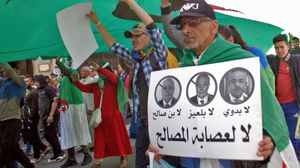 الجزائريون رفعوا شعار إسقاط "الباءات الثلاثة" في إشارة إلى المسؤولين الثلاثة - جيتي 