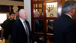 قالت وسائل إعلام إسرائيلية إن "غرينبلات يريد التشاور مع نتنياهو وغانتس حول موعد نشر خطة صفقة القرن"- جيتي