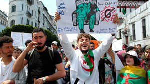 قالت الإذاعة الجزائرية الرسمية إنه من المتوقع تأجيل الانتخابات الرئاسية بسبب صعوبة جمع التوقيعات بظل الظرف الحالي- جيتي