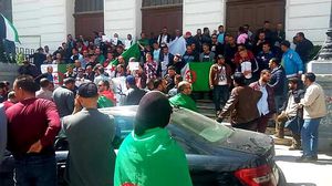 تعيش الجزائر منذ أيام على وقع مسيرات واحتجاجات رافضة لاستمرار نظام بوتفليقة في الحكم- تويتر