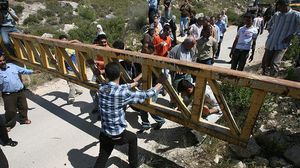 البوابات الحديدية أصبحت واقعا مفروضا على الفلسطينيين، منذ سنوات عدة- جيتي 