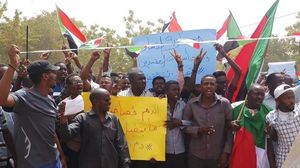 نادى معتصمون بمحاسبة المسؤولين السابقين بنظام البشير- صفحة تجمع المنهنيين السودانيين على "فيسبوك"