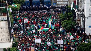 انتقد نشطاء بالحراك الجزائري شكل التغطية التي قام بها التلفزيون الرسمي لتغطية حشود الجمعة التاسعة- جيتي 
