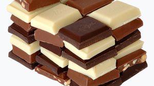 بعض أنواع الشوكولاتة تجعل الأعراض التي ترافق الدورة الشهرية أكثر سوءا