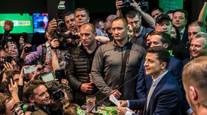 فاز زيلينسكي الأحد في الانتخابات الرئاسية الأوكرانية بأغلبية ساحقة أمام منافسه الرئيس المنتهية ولايته بترو بوروشنكو- جيتي