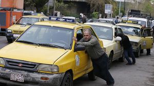 سائقون يدفعون سياراتهم في دمشق لتوفير الوقود أمام المحطات- جيتي