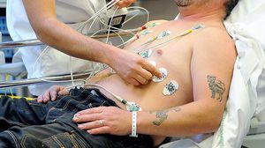 يعمل جهاز تنظيم ضربات القلب الذي تم اختباره باستخدام ورقة رقيقة متصلة بسطح القلب- جيتي