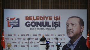 الرئيس التركي أردوغان في اجتماع لحزبه- الأناضول