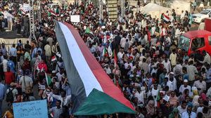المتظاهرون في السودان يستمرون بالتوافد إلى الاعتصام أمام مقر الجيش بالخرطوم- الأناضول
