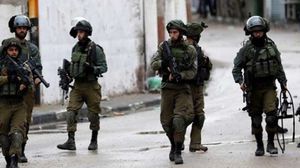 اعتقل جيش الاحتلال 3 فلسطينيين من القريتين بعد مداهمة منازلهم- تويتر