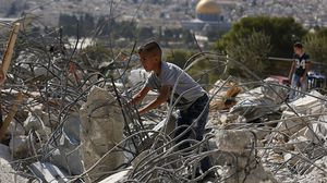 الاحتلال يتذرع بعدم الترخيص لتهجير الفلسطينيين من القدس وحرمانهم من البناء- جيتي