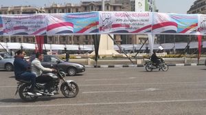 قال ناشط سياسي إن "أقسام الشرطة مسؤولة عن حشد أصحاب المحال التجارية لتعليق هذه اللافتات"- عربي21