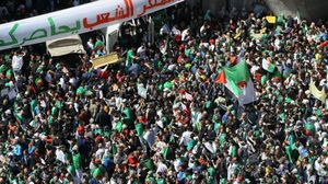  الجزائريون يواجهون تحديات كبيرة والانتقال السياسي قد يكون صعبا