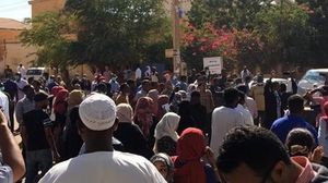 قوات الأمن السودانية تستخدم الغاز المسيل للدموع لتفريق المتظاهرين  المطالبين بتنحي البشير (الأناضول)