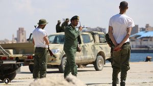 قال ناشطون إن الولاء المطلق لعدد من سلفيي مصر تجاه حفتر يطرح علامات استفهام عديدة- الإعلام الحربي (الجيش الليبي)