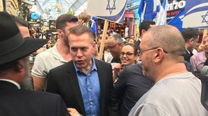 الوزير اليميني جلعاد أردان يقوم بحملة في سوق محنا يهودا في غربي القدس المحتلة- ميدل إيستآي