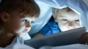 دراسة: استخدام أو النظر لشاشات الأجهزة الذكية لا علاقة له بصحة الأطفال