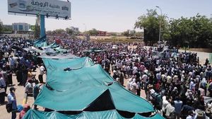 المتظاهرون أقاموا خيما أمام مقر الجيش السوداني مطالبين برحيل البشير- تويتر