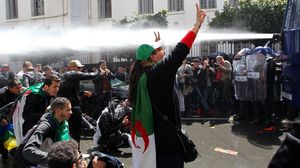تجمهر آلاف الطلبة وسط العاصمة الجزائرية للتعبير عن رفضهم لقرار تنصيب عبد القادر بن صالح رئيسا للبلاد - فيسبوك