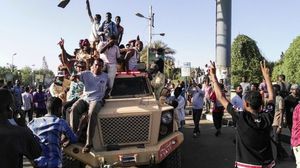 أعلن تجمع أطباء السودان عن مقتل 21 شخصا بينهم 5 عسكريين في أحداث فض اعتصام مقر قيادة الجيش- تويتر