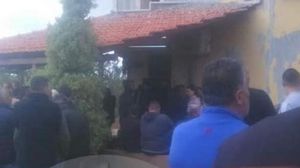 حشد من الناس أمام منزل العائلة الذي وقعت فيه الجريمة في قرية بديرة بطرطوس - فيسبوك