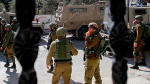 اعتقلت قوات الاحتلال ثلاثة فلسطينيين بينهم أسيران محرران من مخيم طولكرم- جيتي