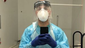حسن عقاد التحق للعمل بتنظيف مستشفى بلندن للمساهمة في مواجهة الجائحة- تويتر