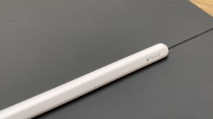 يرسل القلم الإلكتروني إشارة يمكن لأجهزة الاستقبال على "MacBook" أو "iPad" اكتشاف متى يتلامس طرف القلم مع سطح ما