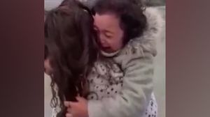 يظهر المقطع بكاء الصغيرة، التي يبلغ عمرها ست سنوات، لدى رؤيتها والدتها، فيما يبدو أن اللقاء كان مفاجئا لها- تويتر