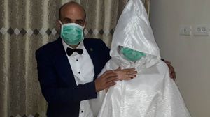 قرر الشاب عماد أبو يوسف إتمام حفل الزفاف بعد مضي عام على خطوبته- عربي21