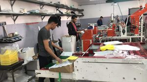 مصانع في الخليل بدأت إنتاج كميات كبيرة من الكمامات والألبسة الطبية الواقية والمستلزمات الأخرى لأزمة كورونا- عربي21