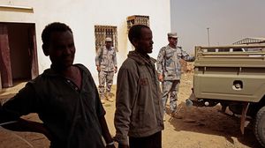 يحتجز جنود من حرس الحدود السعودي ثلاثة إثيوبيين تم القبض عليهم وهم يحاولون العبور إلى السعودية من اليمن- جيتي
