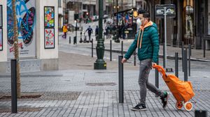 رجل يخرج للتسوق في أحد الشوارع الأوروبية- cc0