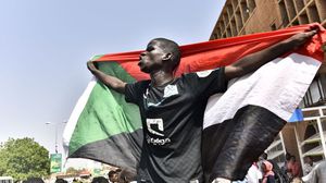 قالت السفارة السودانية بمصر إن المحتجين هاجموا السفارة مطالبين بمعاملتهم مثل معاملة العالقين- جيتي
