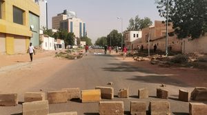 أغلق الجيش السوداني الطرق المؤدية إلى مقر القيادة العامة بالخرطوم ابتداء من صباح الجمعة إلى إشعار آخر- جيتي