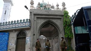 طالب رجال دين بارزون في باكستان، الثلاثاء، برفع القيود المفروضة على صلاة الجماعة في المساجد- جيتي