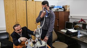 فلسطينيون يخترعون جهازا تنفسيا اصطناعيا لمواجهة وباء كورونا- (الأناضول)