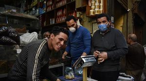  أزمة فيروس كورونا جاءت في وقت تتحضر فيه الأسواق المصرية بمنتجات شهر رمضان المختلفة- جيتي