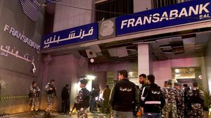  الهجوم المسائي استهدف فرعا لمصرف فرنسبنك في مدينة صيدا الجنوبية ما أدى إلى تضرر واجهته- جيتي