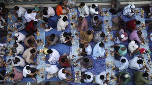 ولم تعهد غالبية المجتمعات الإسلامية والعربية على مدار عقود طويلة إجراءات التباعد الاجتماعي خاصة في رمضان- جيتي