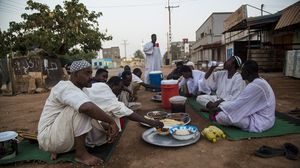 قال ناشطون إن "التلفزيون السوداني بث آذان المغرب في ثاني أيام رمضان الجاري قبل موعده بعشر دقائق"- الأناضول