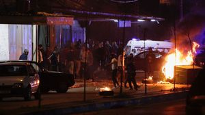 أصيب 89 شخصا في المواجهات بين المتظاهرين وقوات الأمن في طرابلس- جيتي