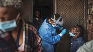 فريق طبي يجري فحوصات لمشتبه بإصابتهم في أفريقيا- جيتي