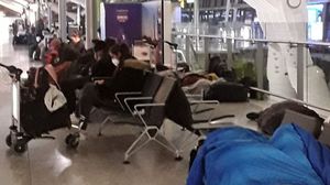 لم يعلق مسؤولو المطار على أعداد المشردين لكنهم قالوا إنهم يعملون مع الوكالات لإيجاد بدائل لهم- بي بي سي