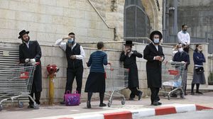 اليهود المتدينون في الأحياء الإسرائيلية تسببوا بتفشي الوباء نتيجة رفضهم للحجر الصحي- جيتي