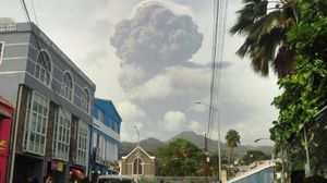 البركان خلف عمودا من الدخان والرماد لمسافة 4 كيلومترات- تويتر