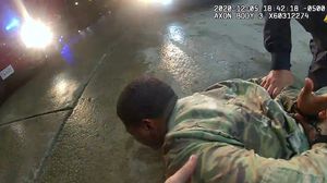الجندي ظهر أنه لم يقاوم عملية التوقيف رغم عنف الشرطة- تويتر