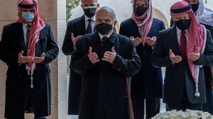 صورة تجمع العاهل الأردني مع أمراء آخرين بأخيه الأمير حمزة بعد أيام من الأزمة- الديوان الملكي